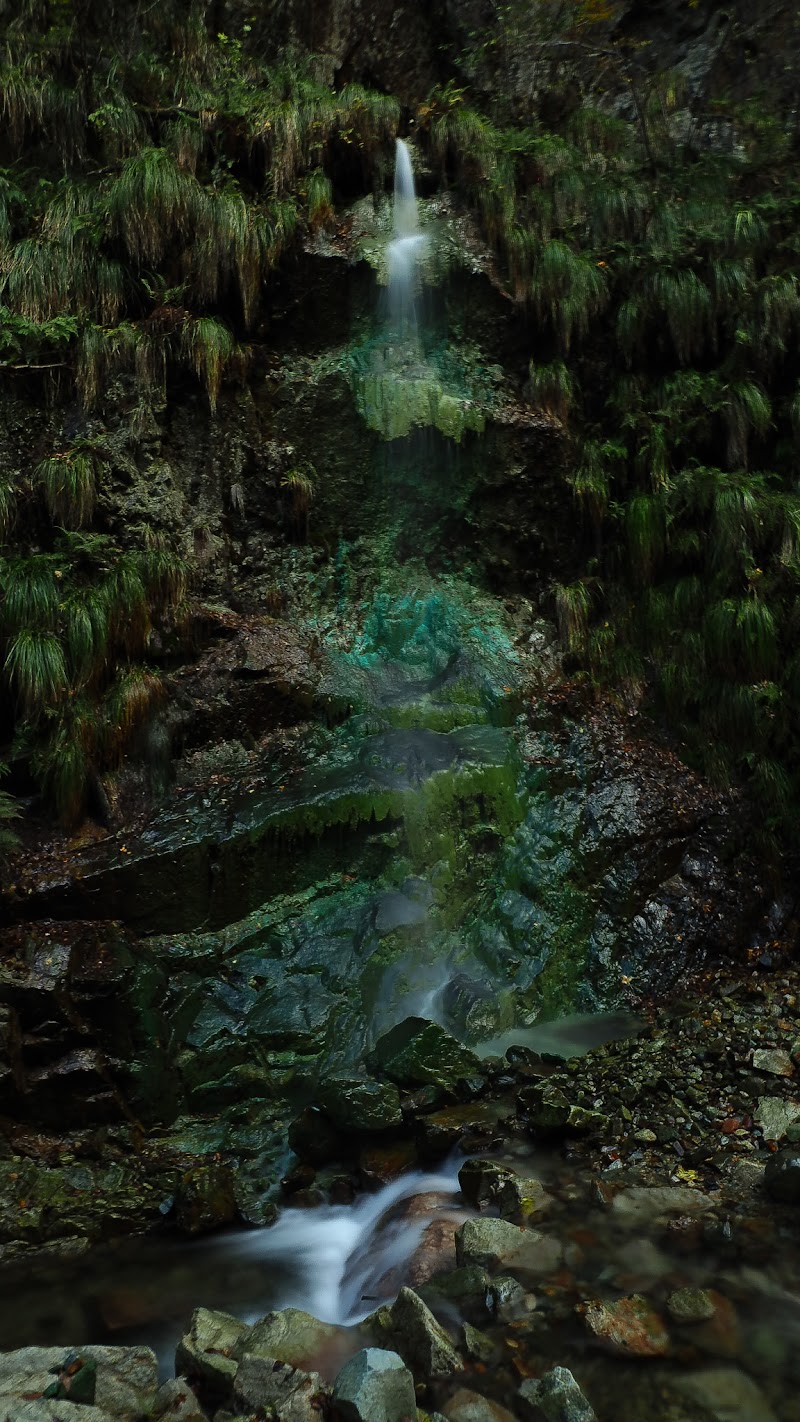 緑青の滝(銅ヶ丸鉱山跡)