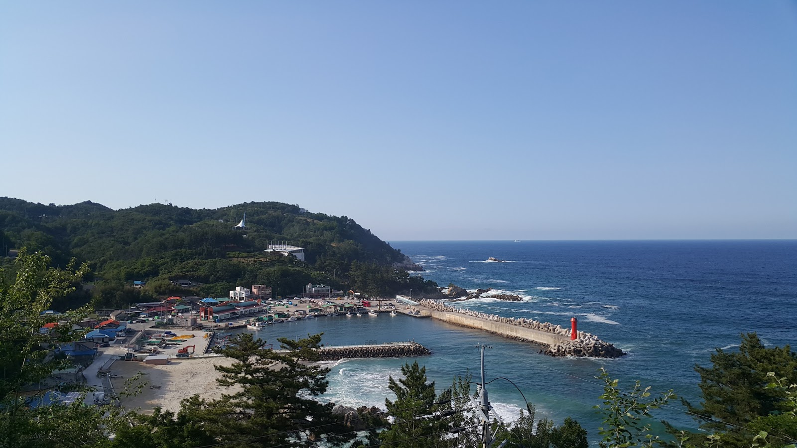 Photo of Shinnam Beach and the settlement