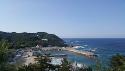 Shinnam Beach'in fotoğrafı dağlarla çevrili