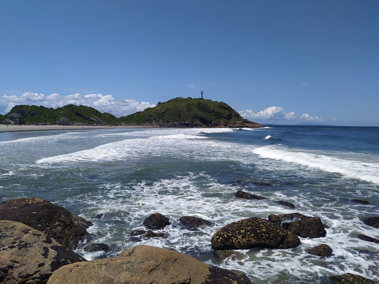 Foto von Praia de Fora von Klippen umgeben