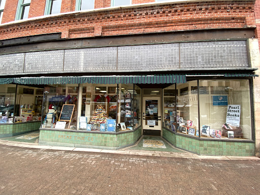 Pearl Street Books, 323 Pearl St, La Crosse, WI 54601, USA, 