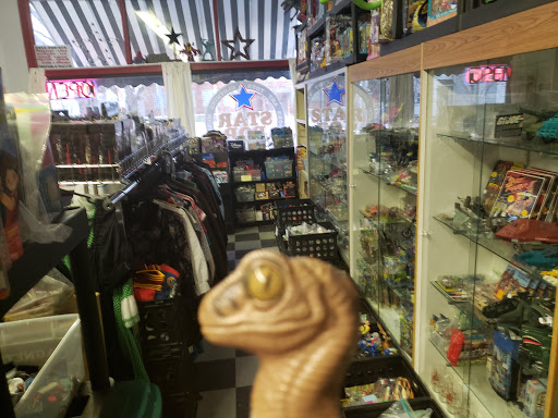 Vintage Clothing Store «STAR POP Vintage + Modern», reviews and photos, 15813 Waterloo Rd, Cleveland, OH 44110, USA