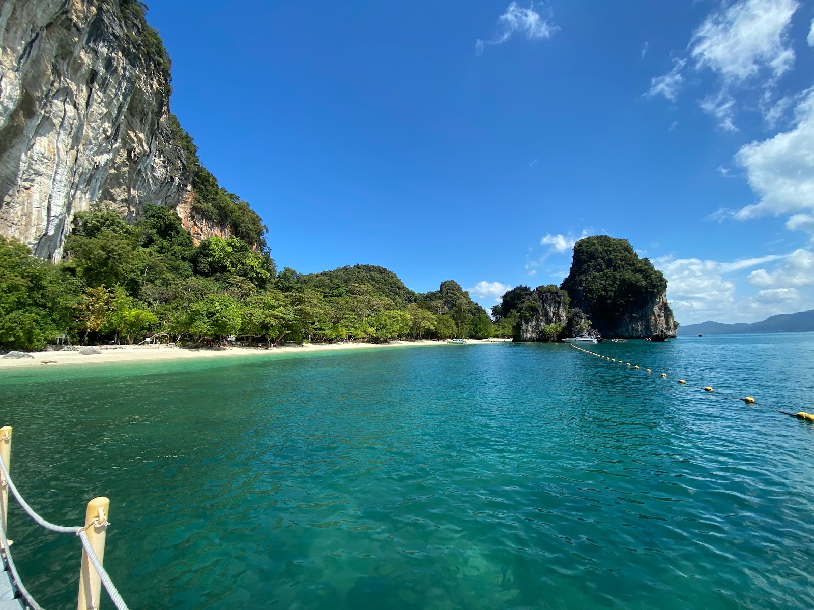 Koh Hong Plajı'in fotoğrafı - rahatlamayı sevenler arasında popüler bir yer