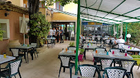 Atmosphère du Restaurant français Restaurant Pétrarque et Laure à Fontaine-de-Vaucluse - n°11