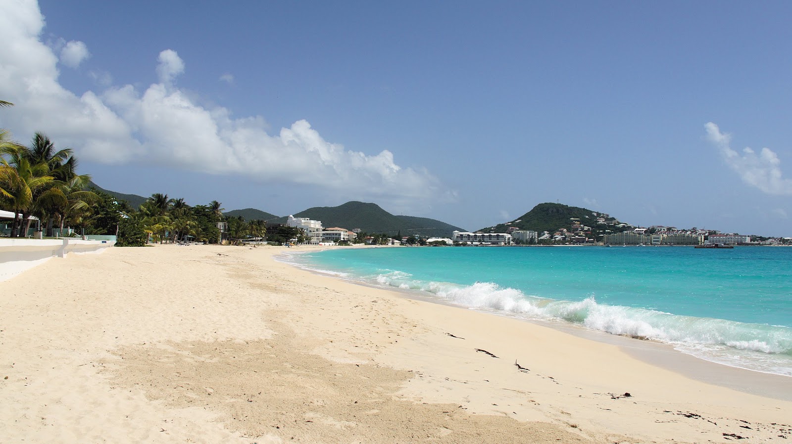 Foto de Simpson Bay beach com água cristalina superfície