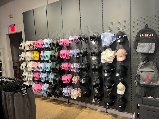 Shoe Store «Finish Line», reviews and photos, 1400 Willowbrook Dr, Houston, TX 77070, USA