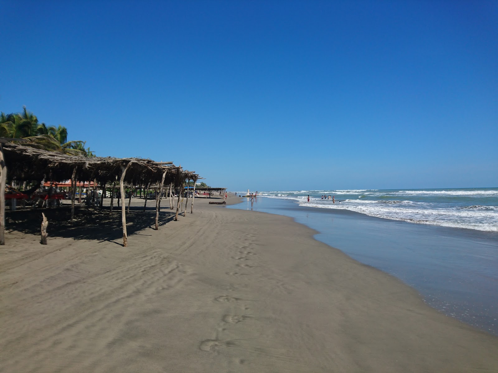 Foto de Playa La Bonfil con agua turquesa superficie