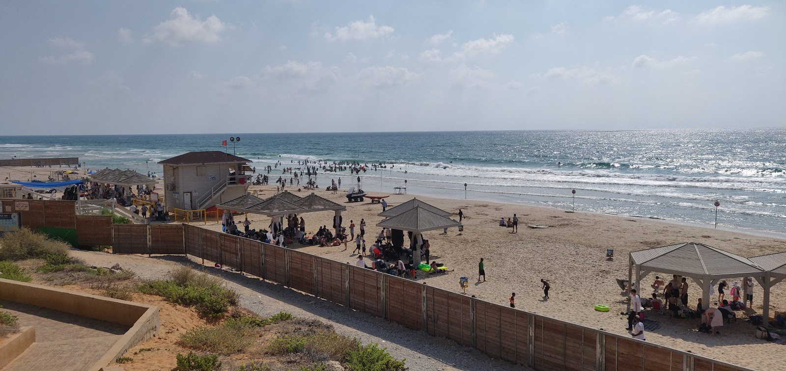 Fotografie cu Kiryat Sanz beach cu nivelul de curățenie înalt