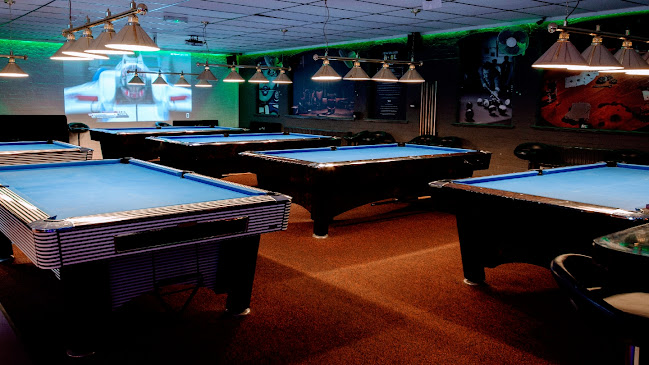 Spot White American Pool Lounge