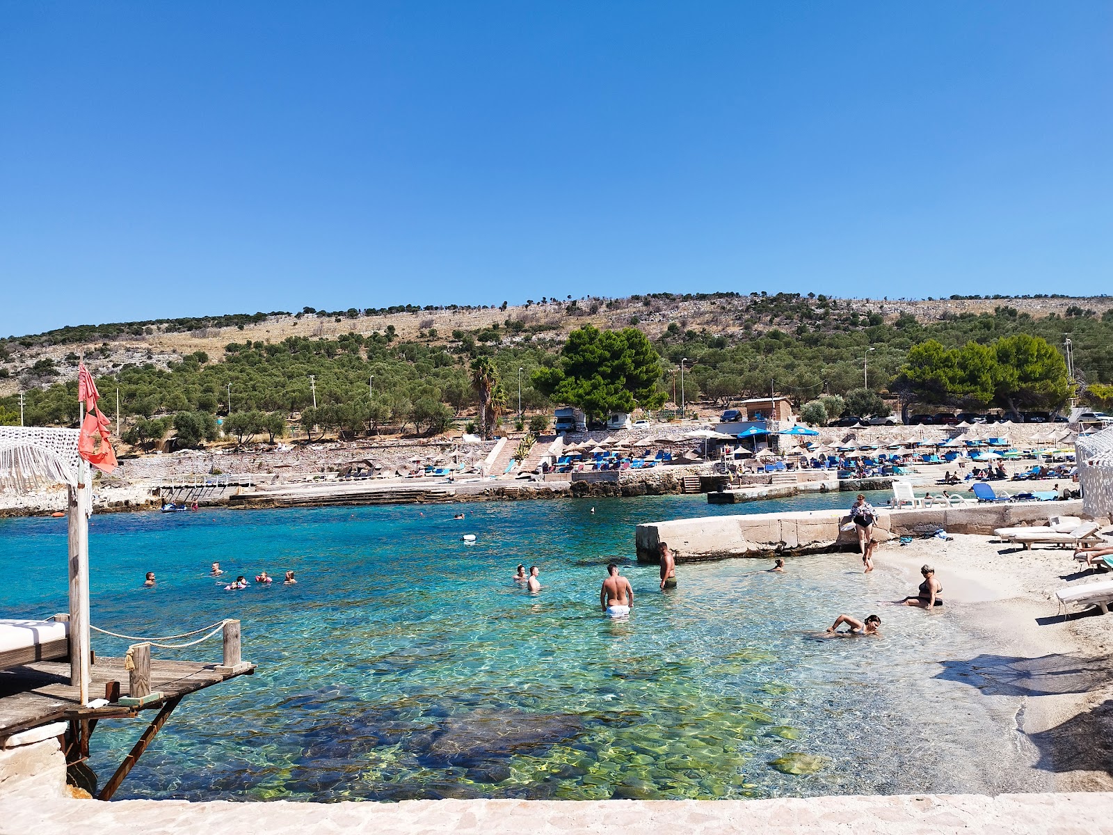 Φωτογραφία του Foga Beach με μικρά μπεζ βότσαλα επιφάνεια