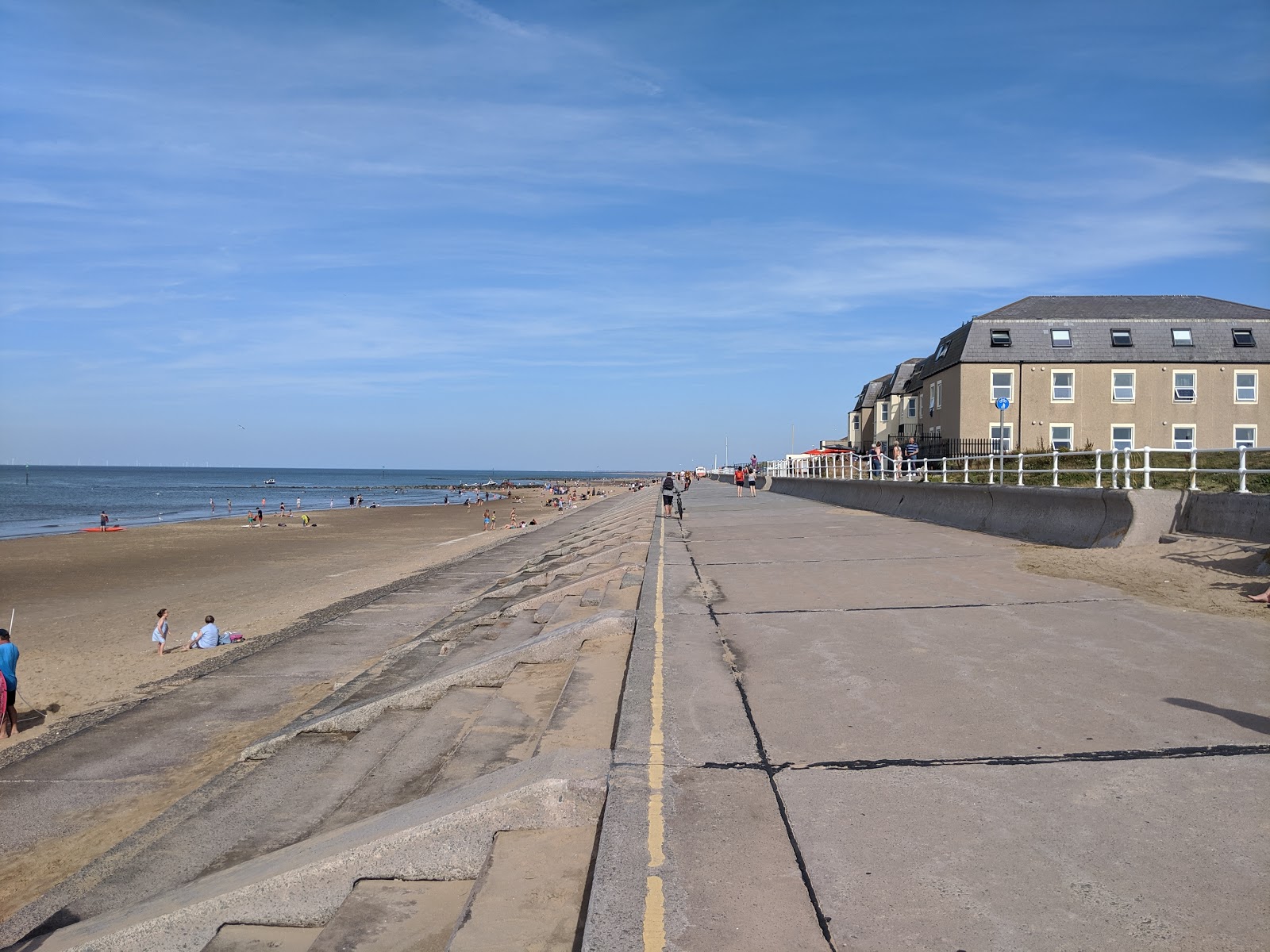 Photo de Prestatyn beach avec sable lumineux de surface