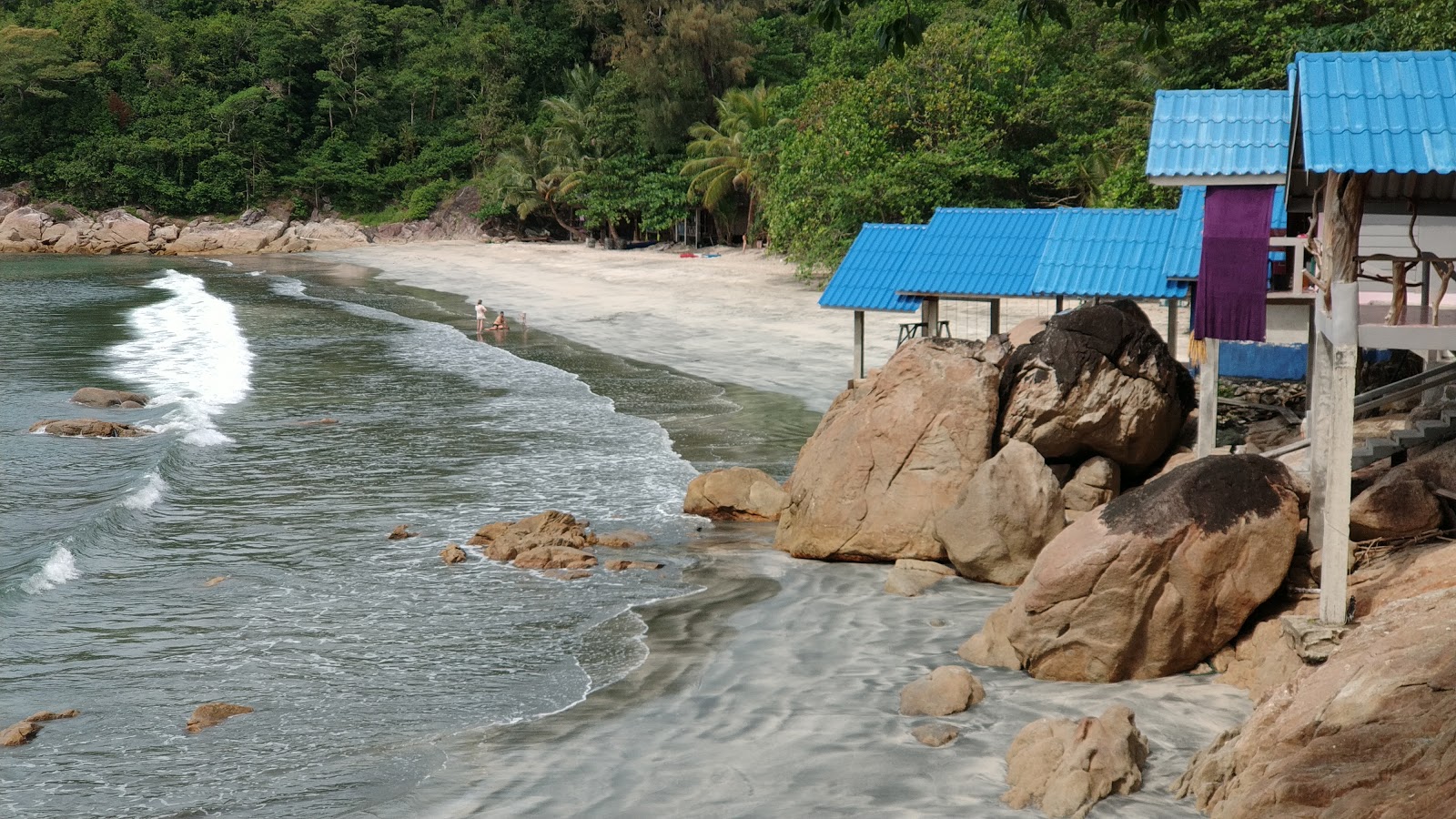 Φωτογραφία του Koh Chang Beach με φωτεινή άμμος επιφάνεια