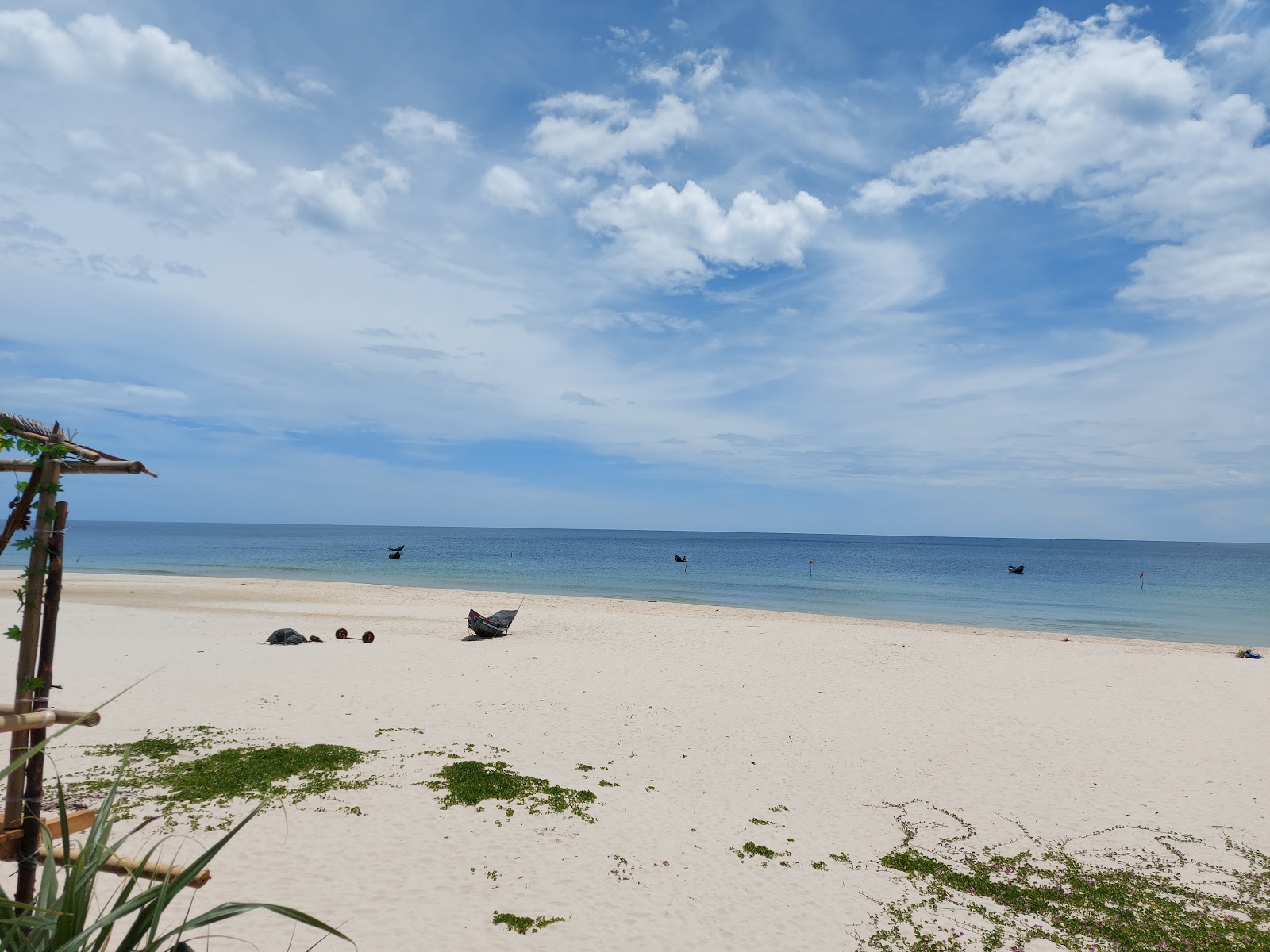 Zdjęcie Vinh Thai Beach z powierzchnią jasny, drobny piasek