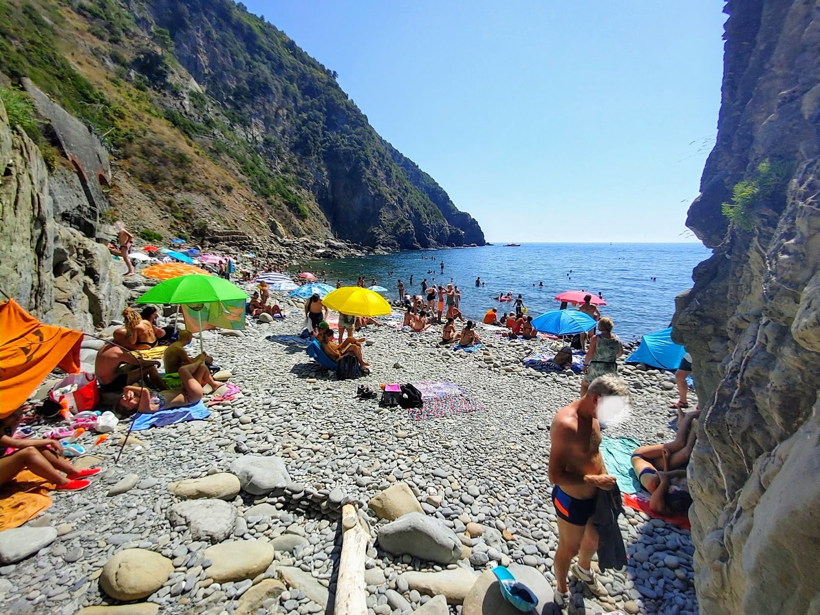 Foto de Praia de Riomaggiore apoiado por penhascos