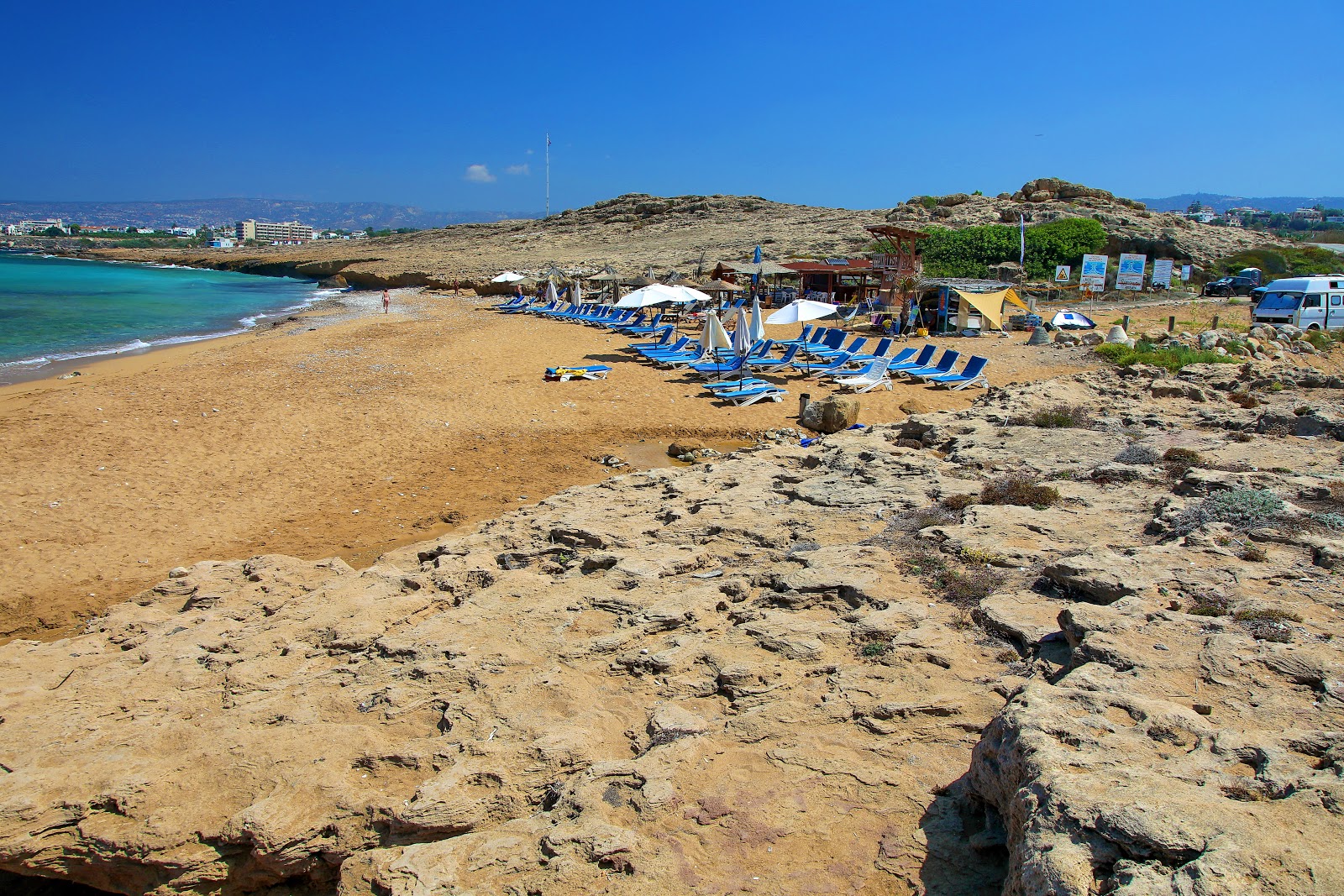 Photo de Kotsias beach entouré de montagnes