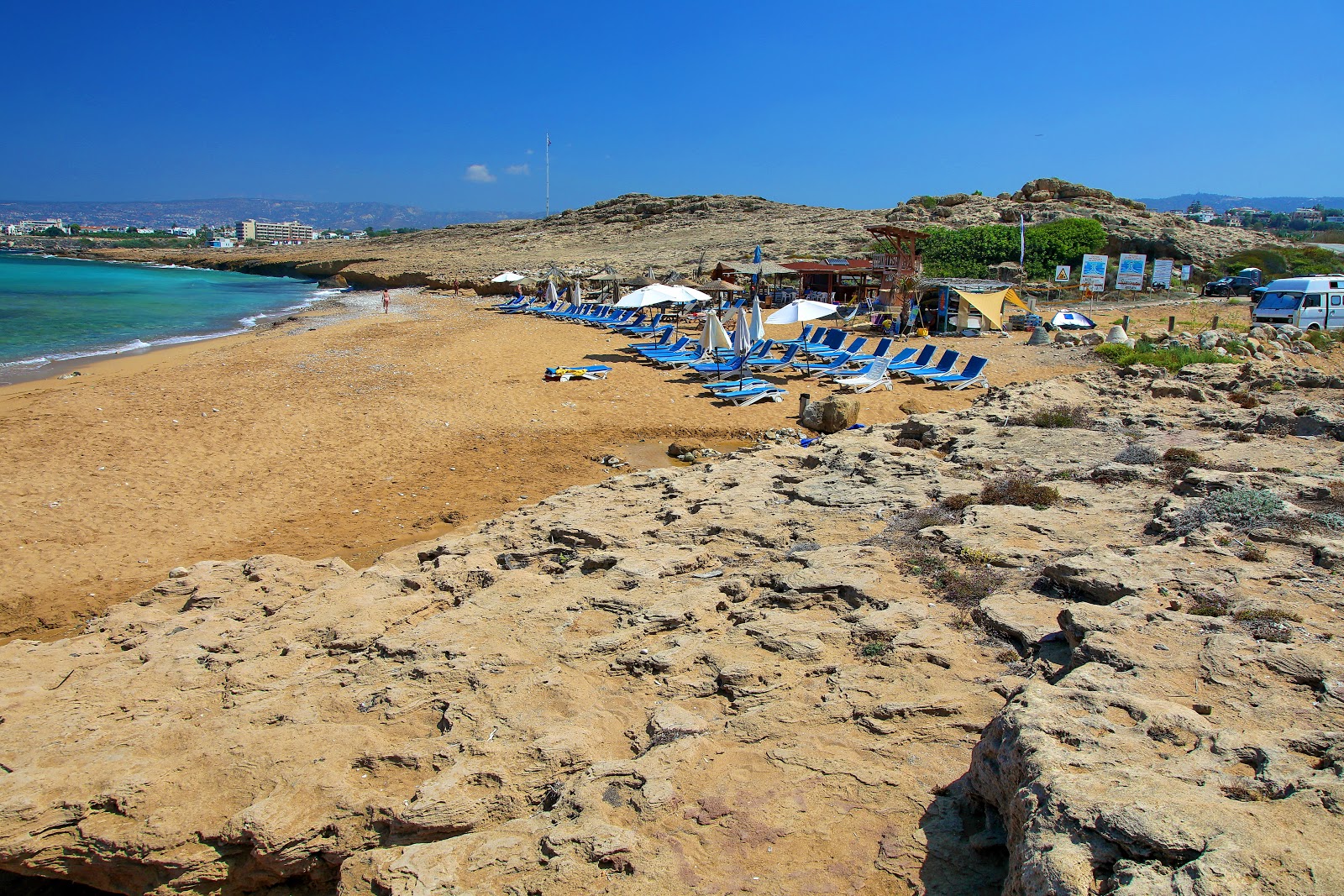 Foto av Kotsias beach omgiven av berg