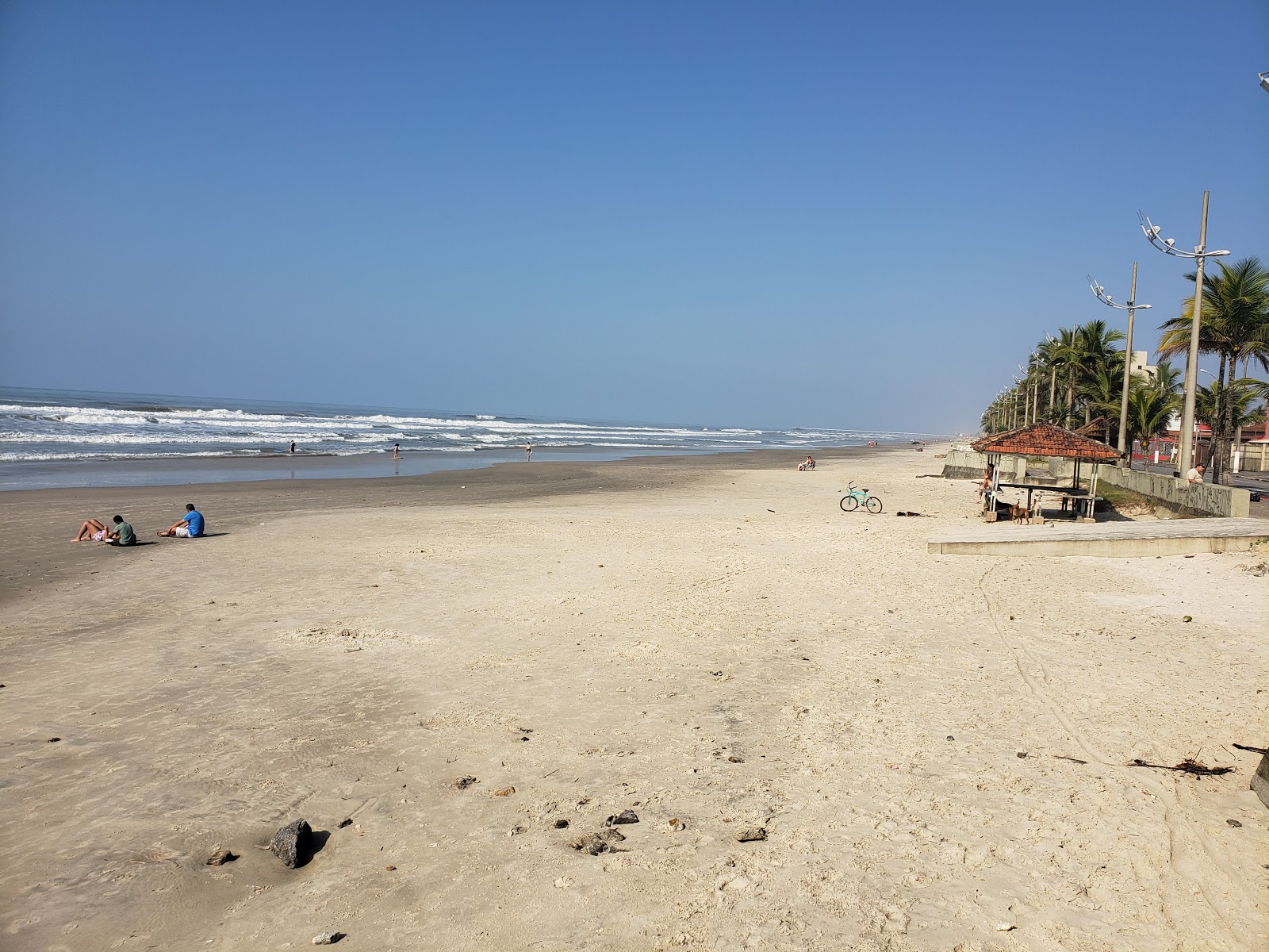 Foto di Spiaggia di Itaoca con una superficie del sabbia beige fine
