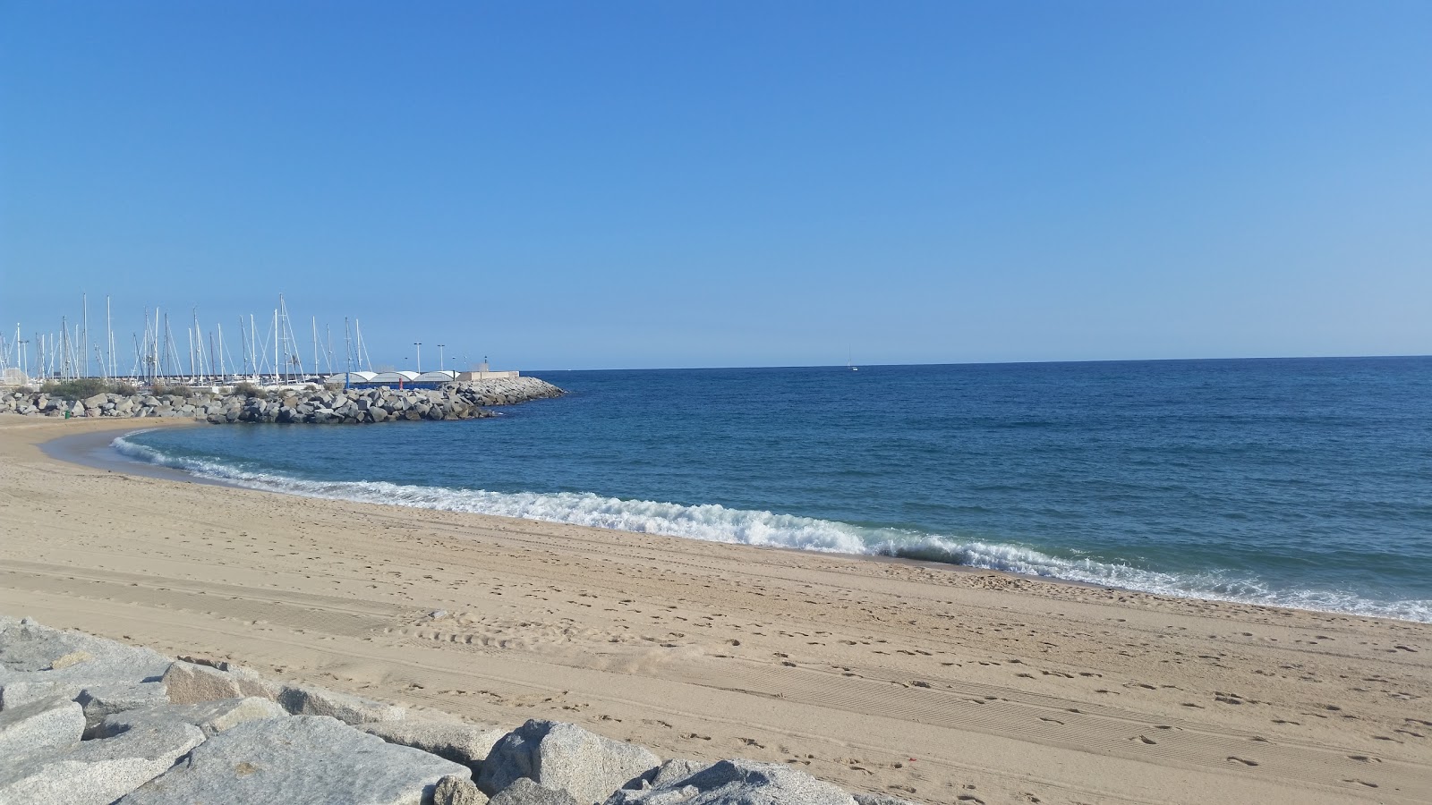 Φωτογραφία του Platja de les Barques με φωτεινή άμμος επιφάνεια