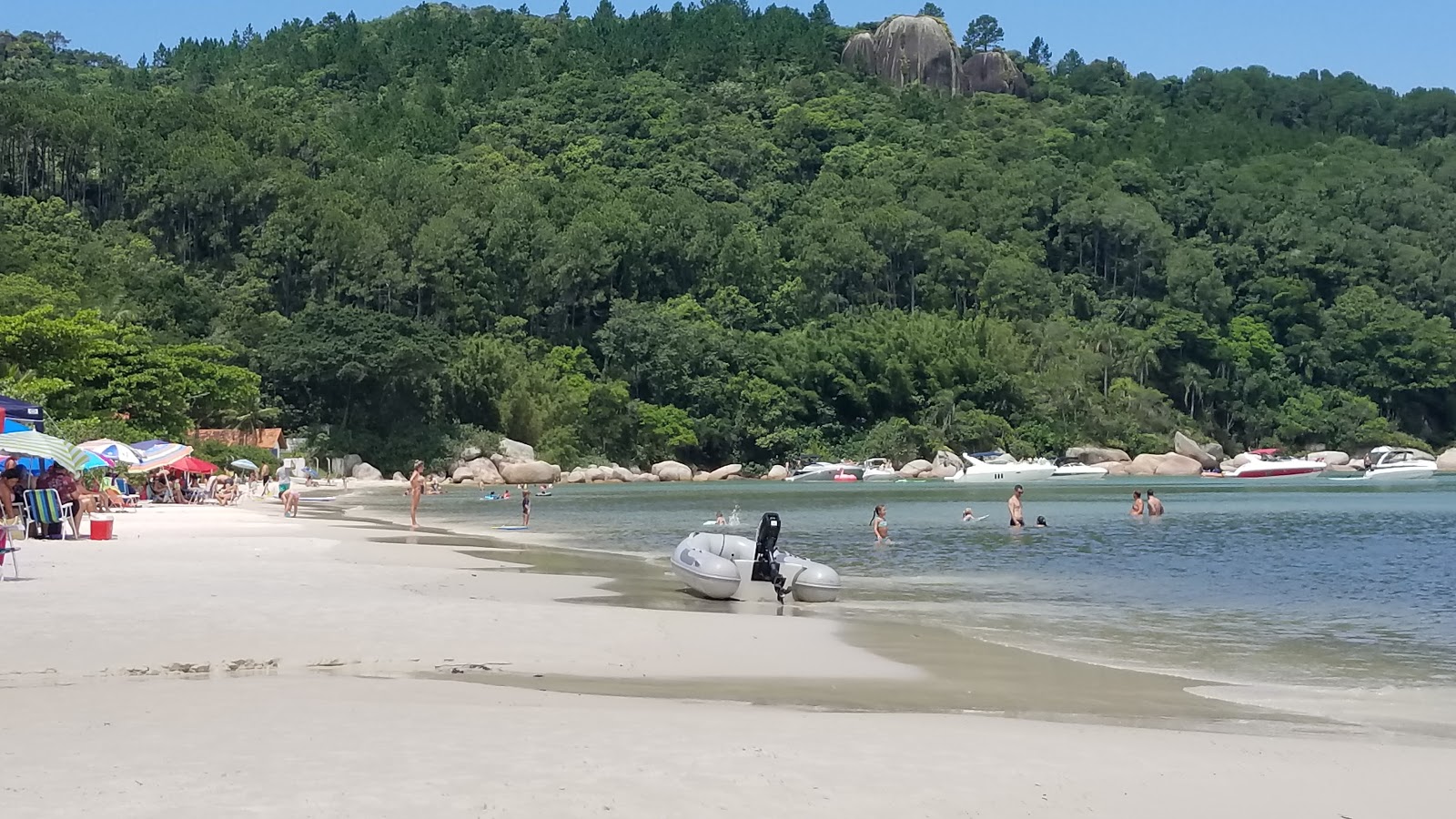 Photo de Praia do Tingua protégé par des falaises