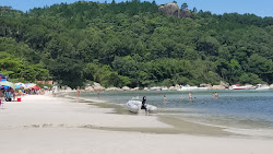 Photo de Praia do Tingua protégé par des falaises