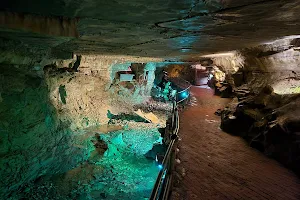 Howe Caverns image