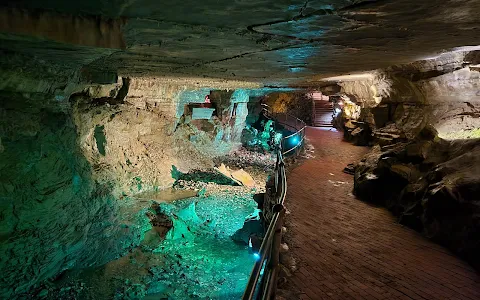 Howe Caverns image