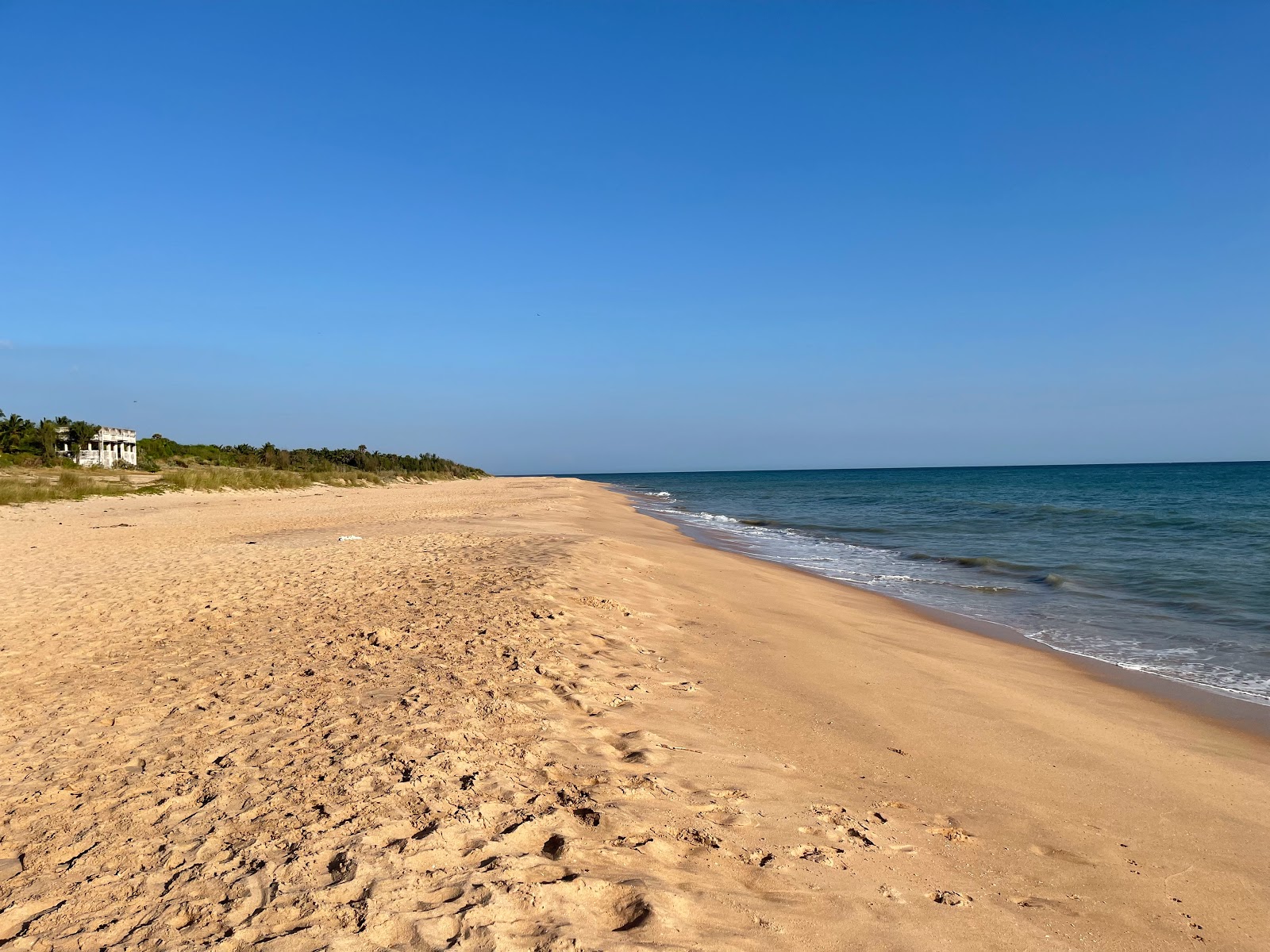 Foto von Chothavilai Beach mit langer gerader strand