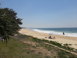 Foto de Main Beach com linha costeira longa e reta