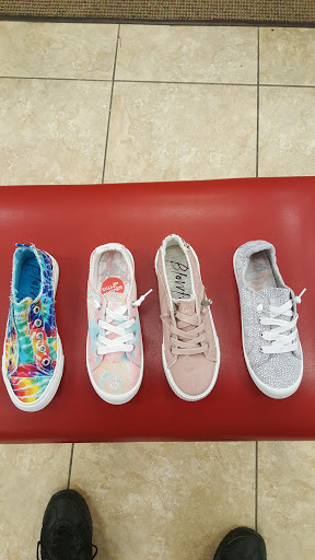 Shoe Store «Famous Footwear», reviews and photos, 1021 S Sutton Rd, Streamwood, IL 60107, USA