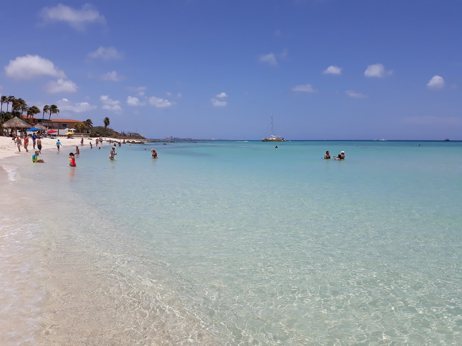 Foto de Praia Arashi com uma linha costeira espaçosa