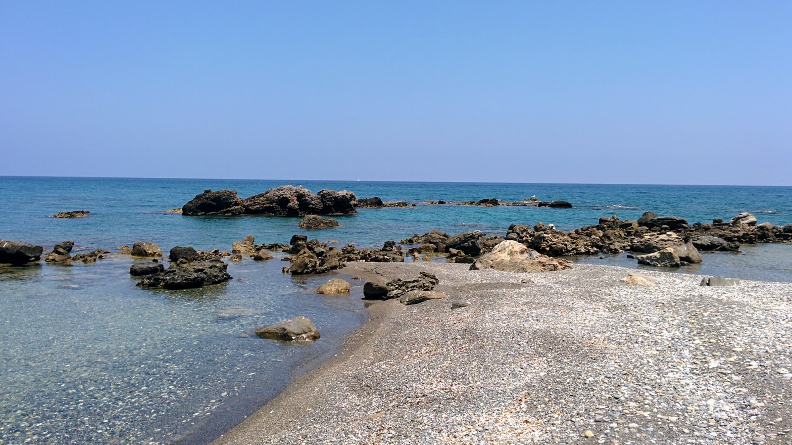 Foto von Grey beach mit teilweise sauber Sauberkeitsgrad