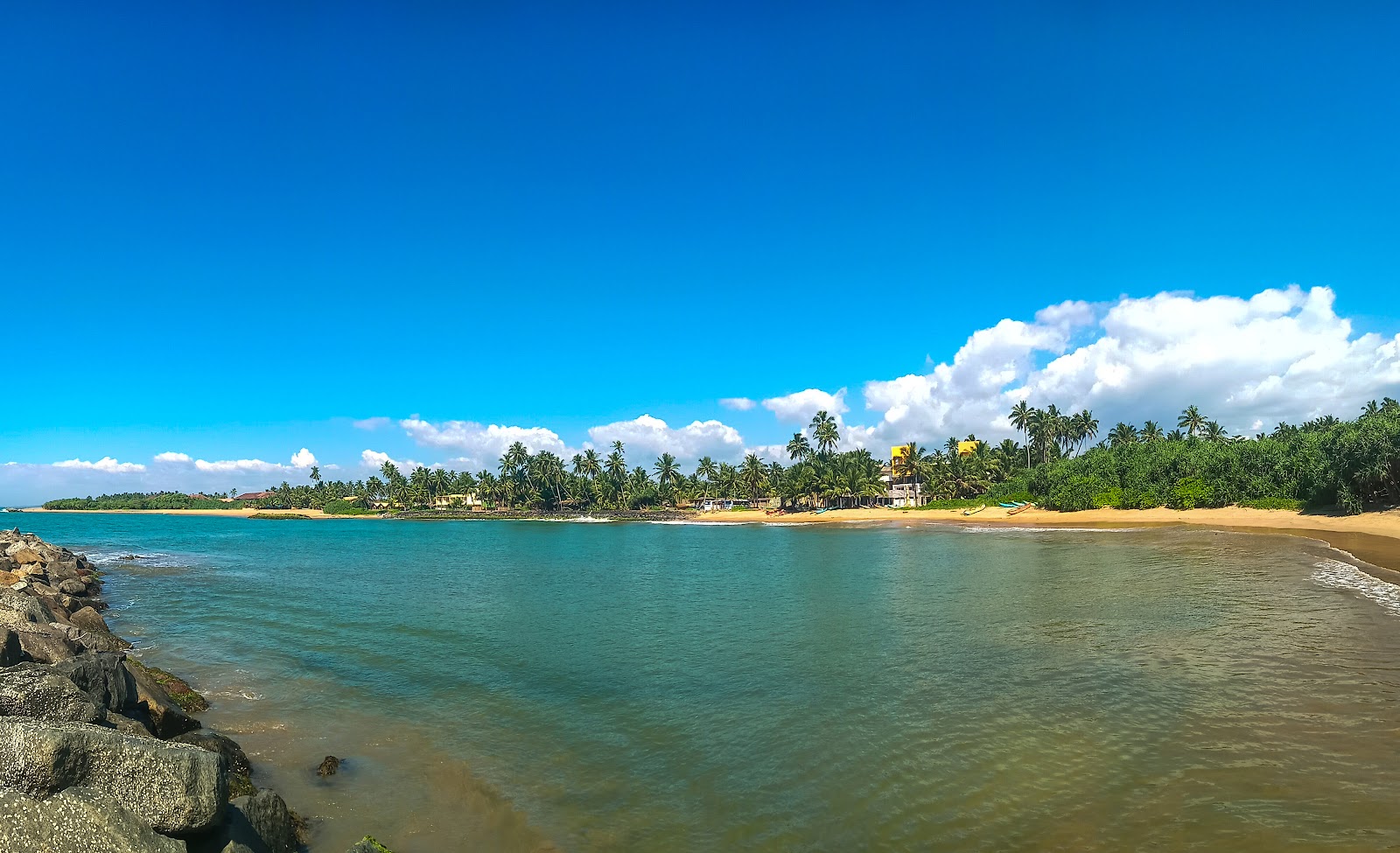 Fotografija Katukurunda Beach z dolga ravna obala