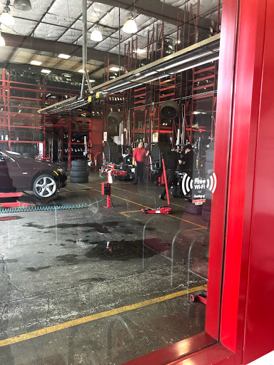 Tire Shop «Discount Tire Store - Kirkland, WA», reviews and photos, 12410 NE 124th St, Kirkland, WA 98034, USA