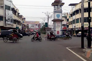 Tugu Simpang Empat image