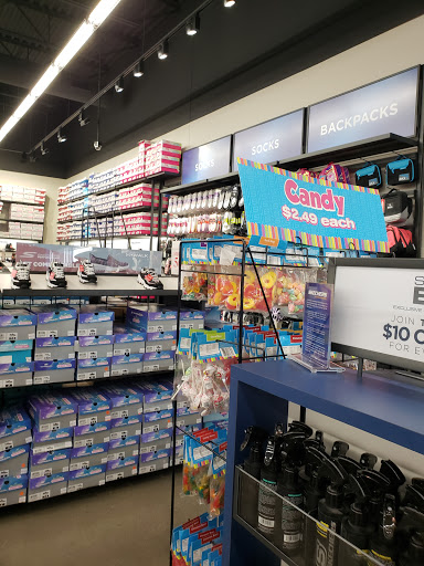 Shoe Store «SKECHERS Factory Outlet», reviews and photos, 4801 W North Ave, Chicago, IL 60639, USA