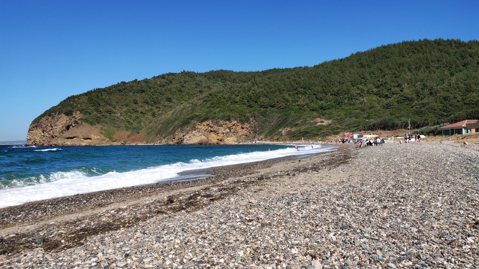 Foto de Gureci beach con agua cristalina superficie