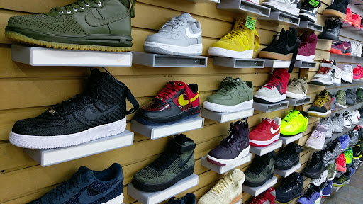 Shoe Store «Outlet Shoes & Rugs», reviews and photos, 221 E Ledbetter Dr, Dallas, TX 75216, USA