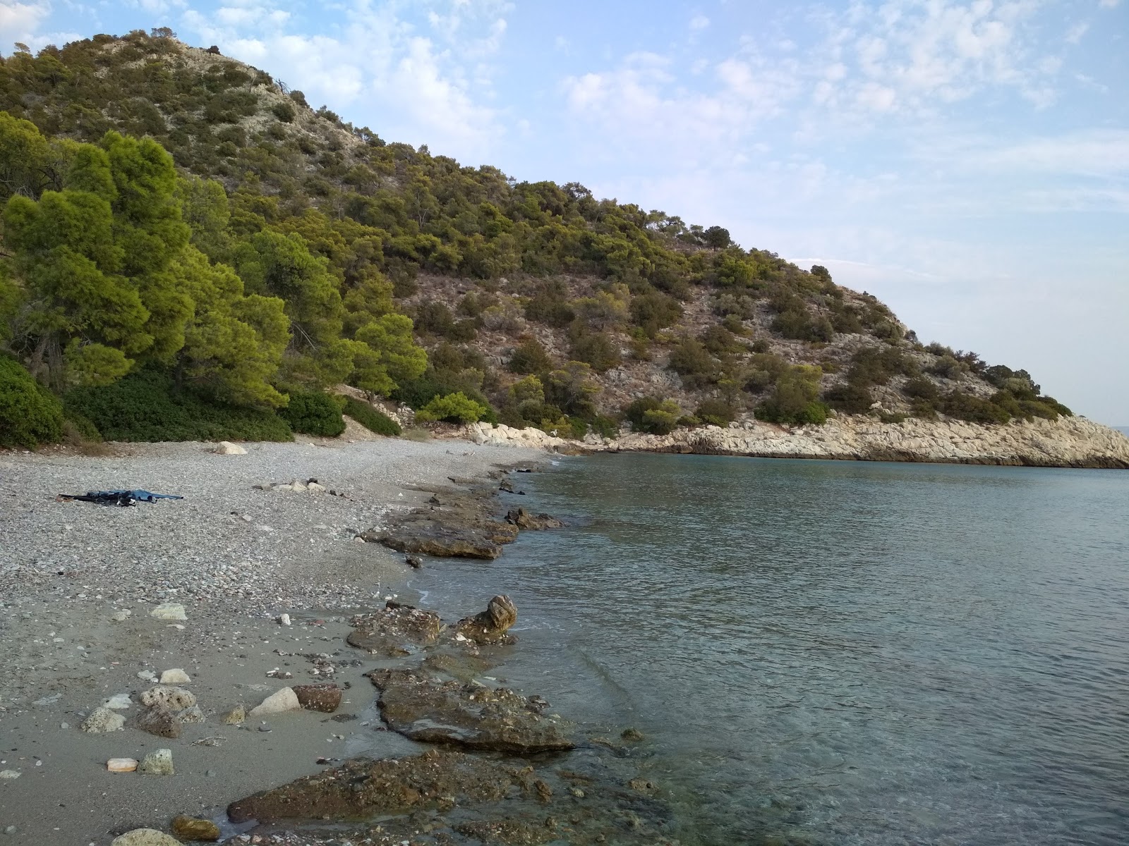 Φωτογραφία του Kanákia IV με φωτεινή άμμος και βράχια επιφάνεια