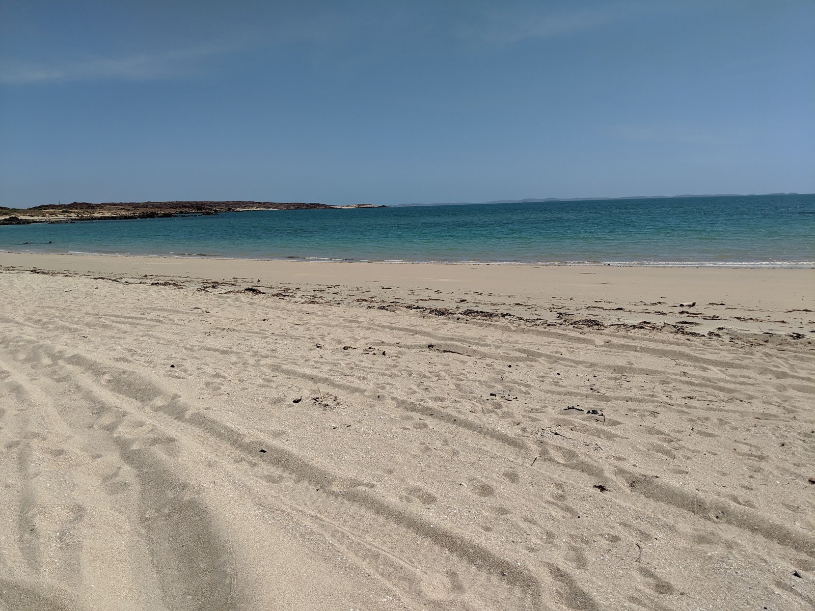 Conzinc Bay Beach的照片 带有碧绿色纯水表面