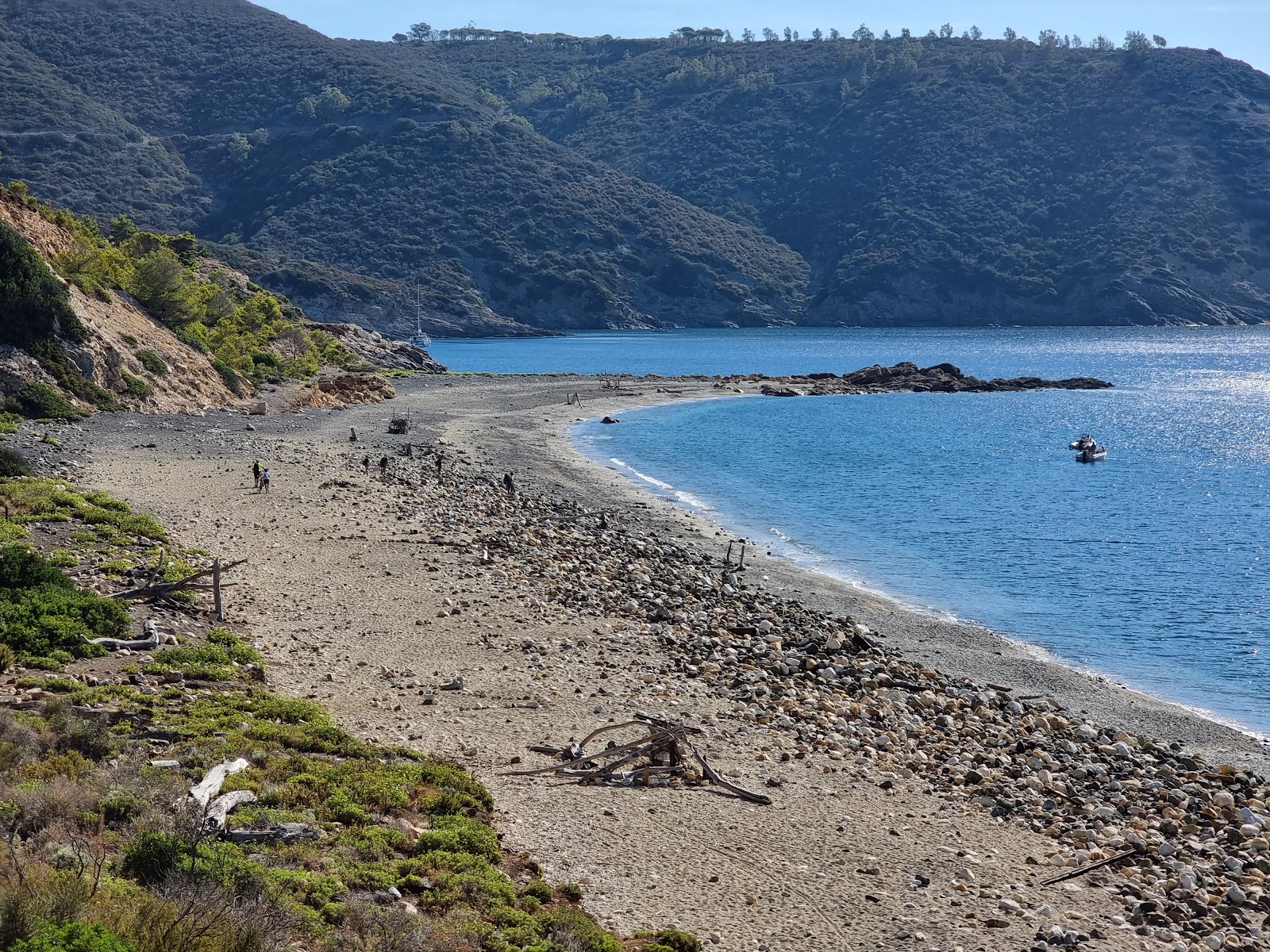 Cannello beach的照片 带有碧绿色纯水表面