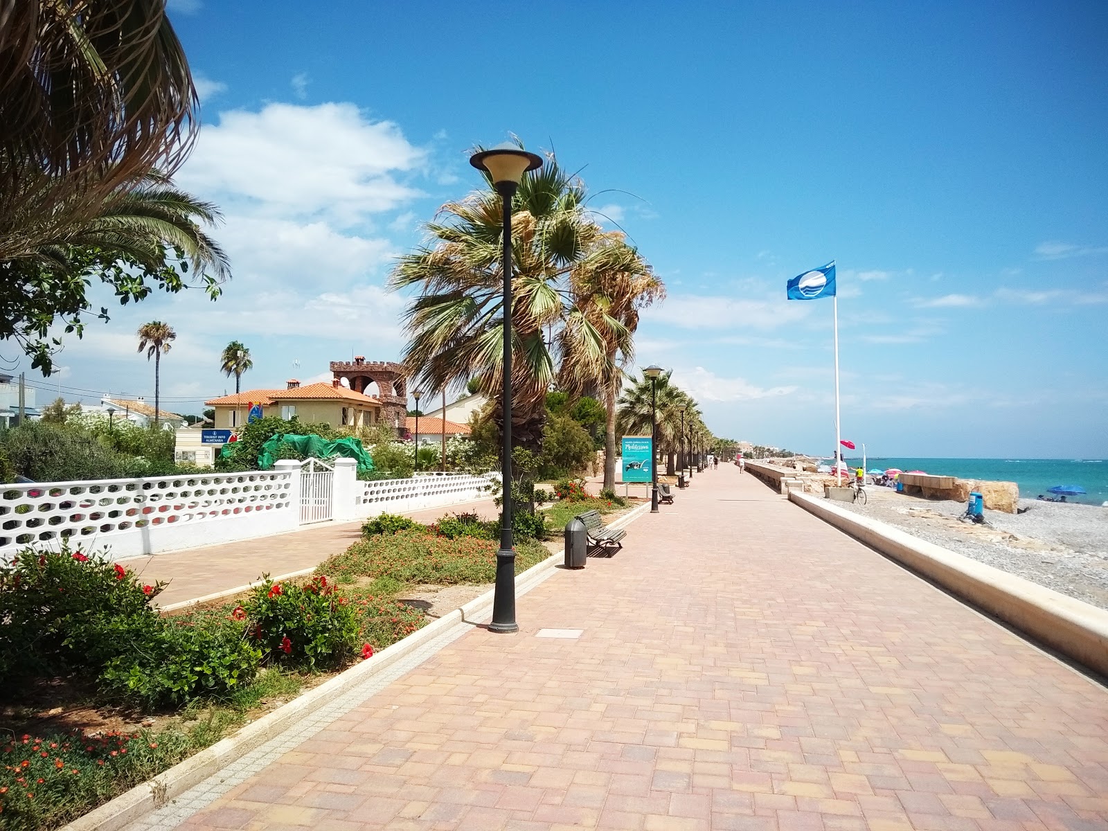 Foto van Almenara Strand met blauw puur water oppervlakte