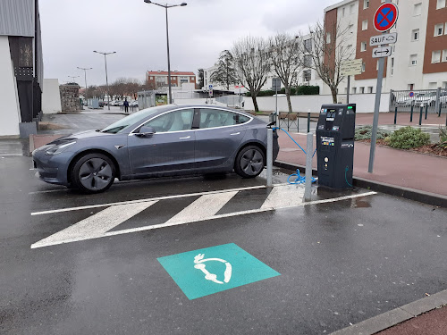 Borne de recharge de véhicules électriques MObiVE Station de recharge Saint-Jean-de-Luz