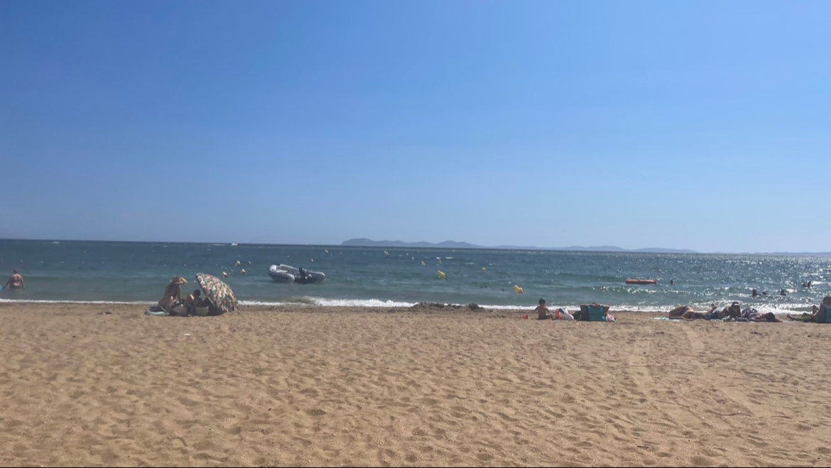 Foto de Plage des Salins con arena gris y guijarros superficie