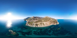 Foto de Spiaggia Del Relitto apoiado por penhascos