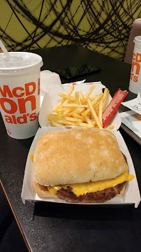 Cheeseburger du Restauration rapide McDonald's à Versailles - n°7
