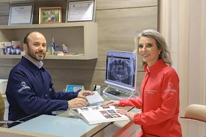 Lin - Centro Clínico - Odontologia, Invisalign e Pranaterapia (Dentista) image