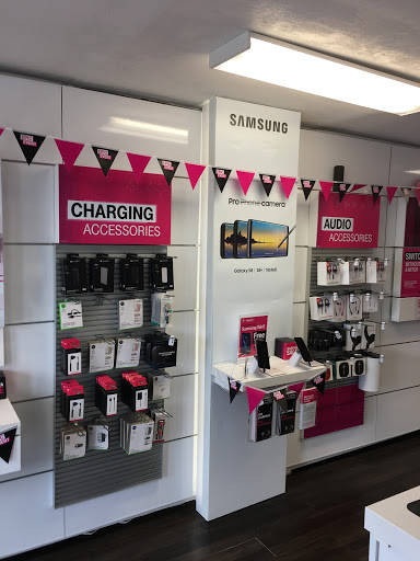 Cell Phone Store «T-Mobile», reviews and photos, 382 NY-112, Patchogue, NY 11772, USA