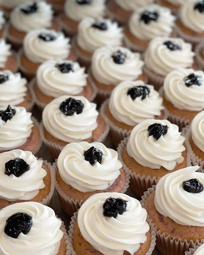 Cupcake Shop «Smallcakes: A Cupcakery of Naperville», reviews and photos, 115 E Ogden Ave #119, Naperville, IL 60563, USA