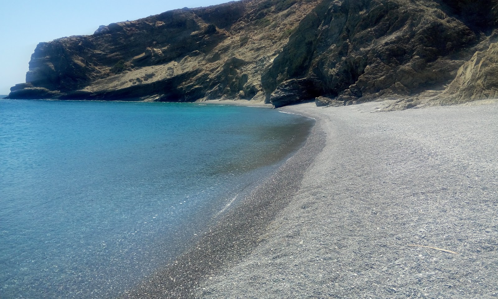 Foto van Nati beach omringd door bergen