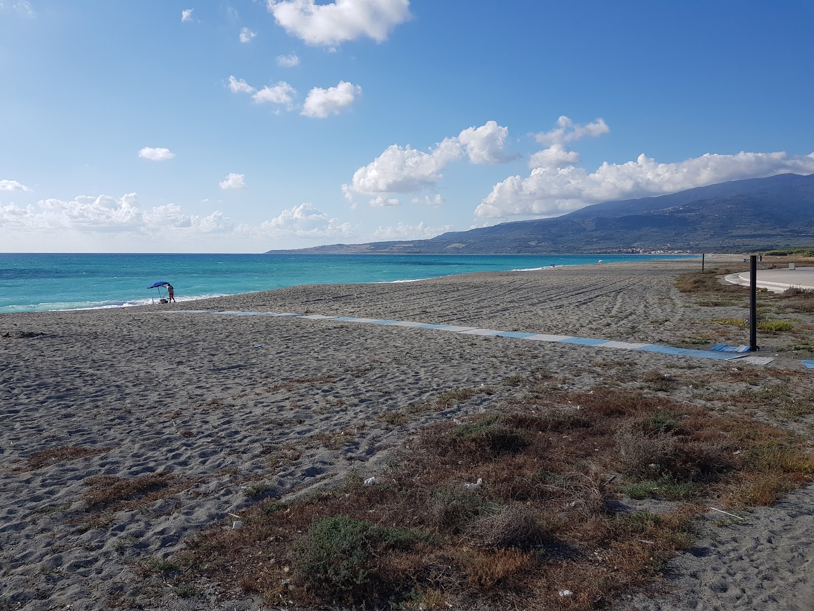 Foto von Ginepri Beach mit grauer sand Oberfläche